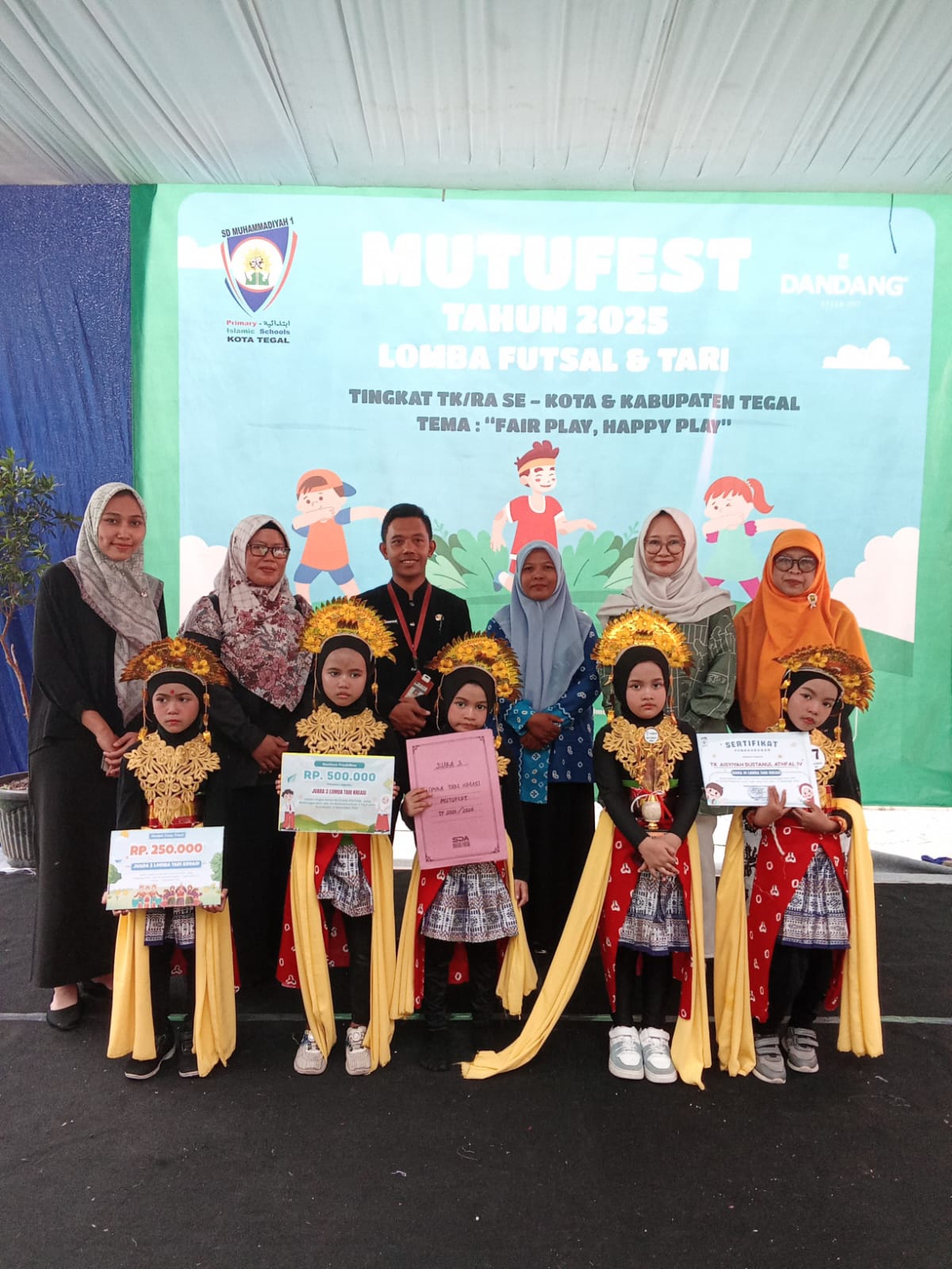 Anak-anak menunjukkan penghargaan pada kegiatan Mutufest 2025