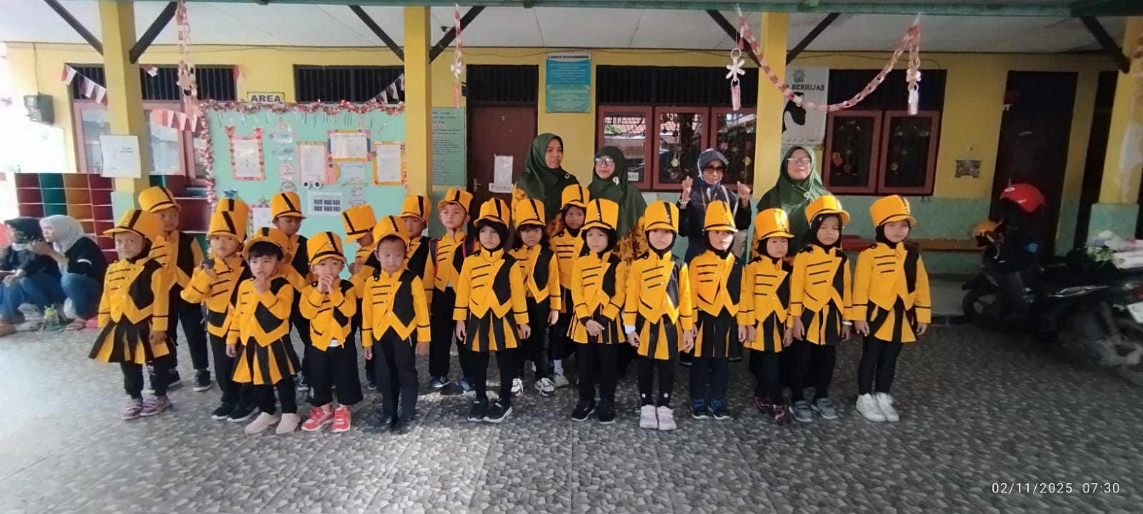 Anak-anak TK Aisyiyah Bustanul Athfal IV bersama guru dalam kegiatan sekolah
