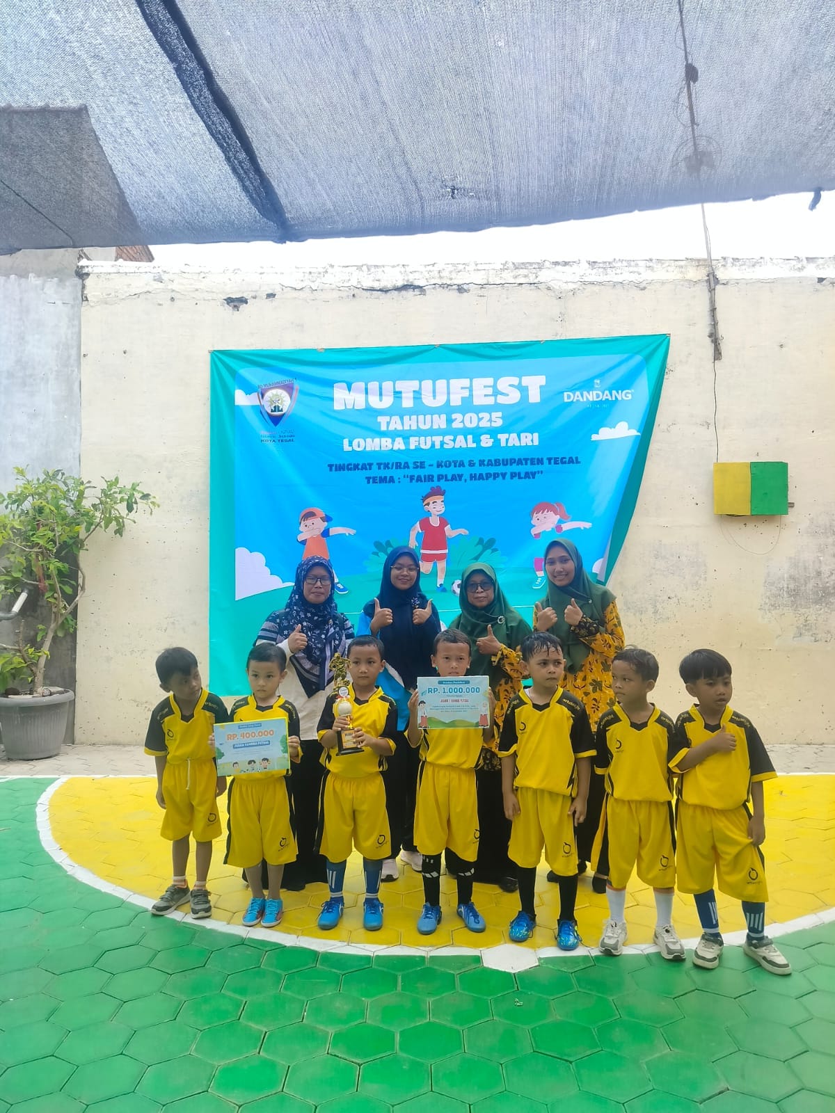 Anak-anak bersama guru setelah mengikuti lomba futsal