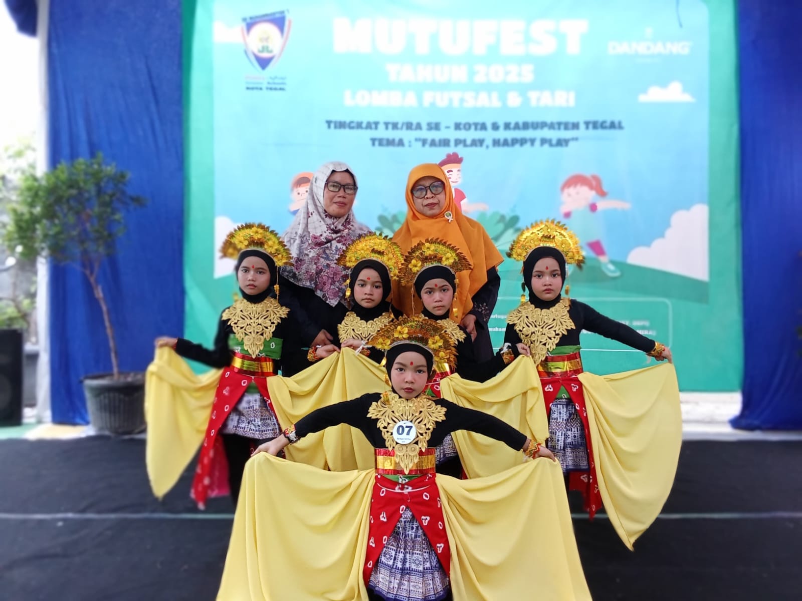Anak-anak tampil menari dengan busana tradisional di Mutufest